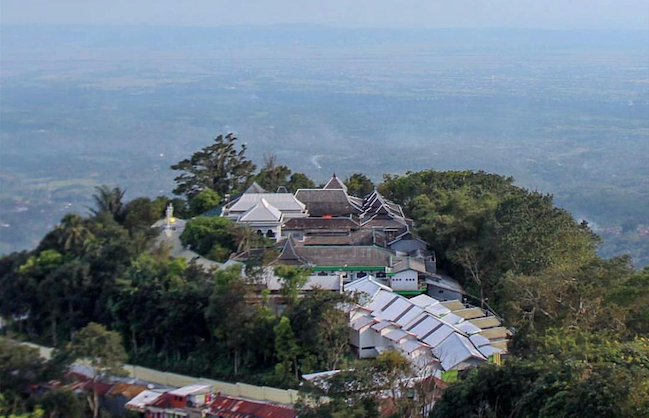 Pemandangan Masjid Muria di puncak gunung dengan ketinggian 1.600 mdpl. (Foto: Istimewa)