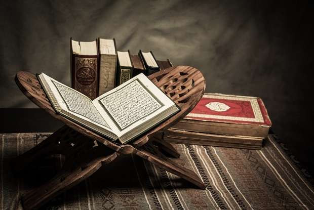 Al-Quran di atas rehal dibaca rutin oleh umat Islam. (Ilustrasi)