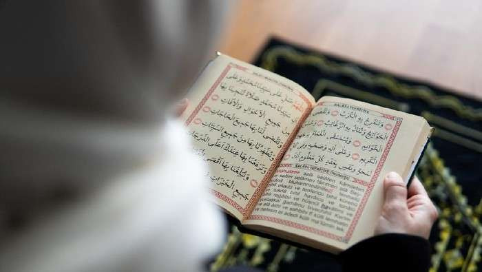 Ilustrasi wanita membaca Al Quran (Foto: Istimewa)