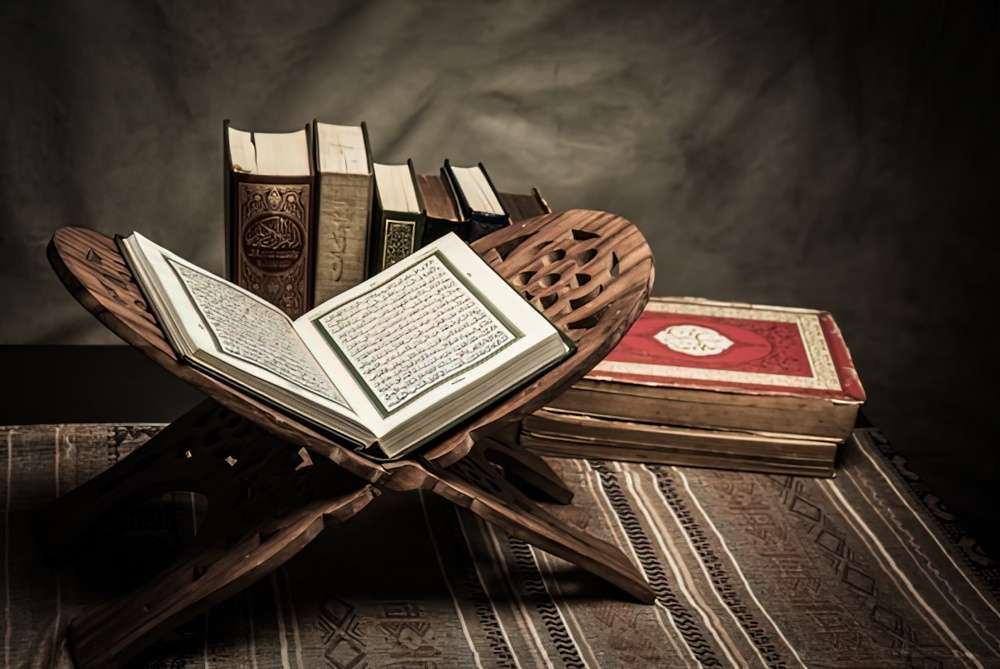 Ilustrasi Al Quran dengan banyak keistimewaan dan teladan yang terkandung di dalamnya. (Foto: Istimewa)