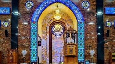 Masjid sebagai pusat ibadah berjamaah umat Islam, dalam mendirikan sholat lima waktu. (Ilustrasi)