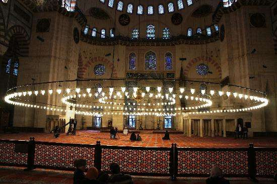 Ruang dalam Masjid Sulaiman di Istanbul Turki. (Foto: travellers)